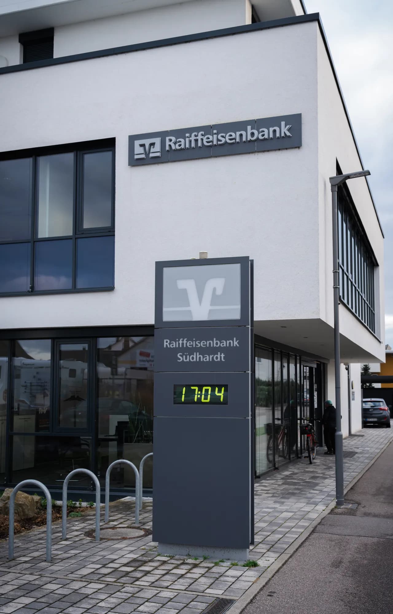 Hauptstelle der Raiffeisenbank Südhardt in Durmersheim mit dem Schriftzug Raiffeisenbank an der Fassade
